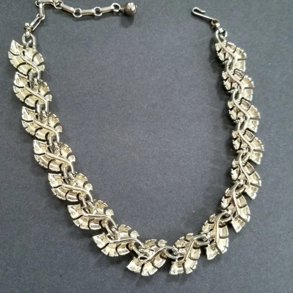 Vintage Lisner Intricately Crafted Leaves Choker in Silvertone - Picture 8 of 10